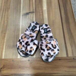Light Pink Leopard Print Kids volcom fuzzy slipper sandals size kids 3